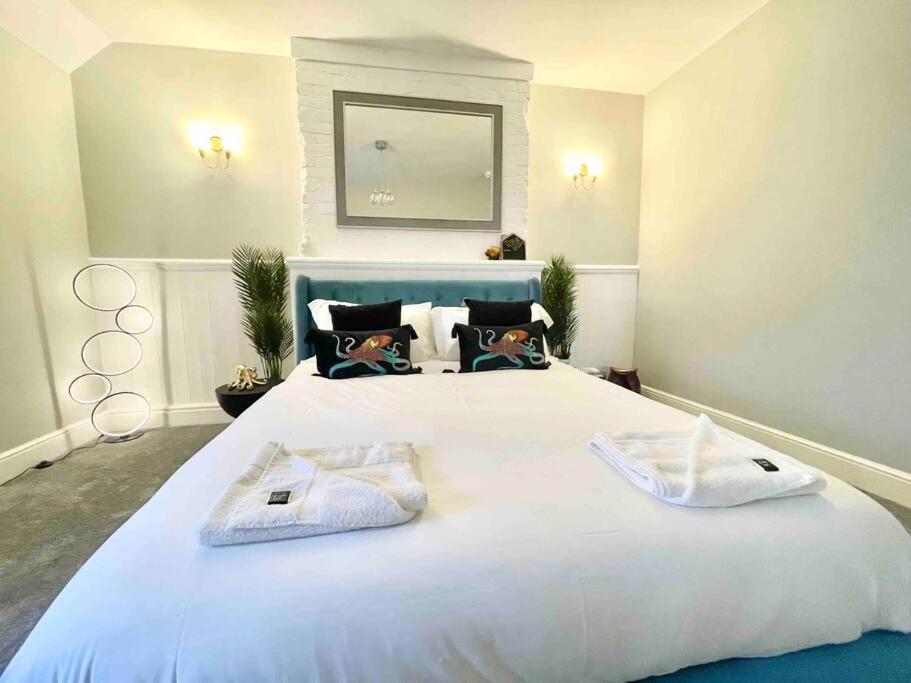 Coastline Retreats - Stunning Sea View Apartment, Netflix Борнмът Екстериор снимка
