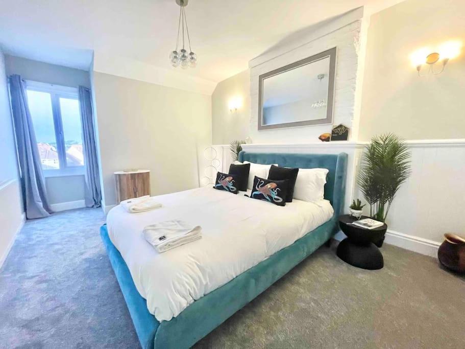 Coastline Retreats - Stunning Sea View Apartment, Netflix Борнмът Екстериор снимка