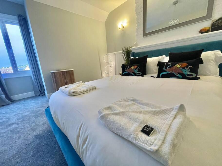 Coastline Retreats - Stunning Sea View Apartment, Netflix Борнмът Екстериор снимка
