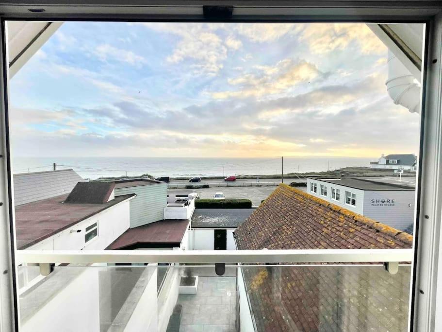 Coastline Retreats - Stunning Sea View Apartment, Netflix Борнмът Екстериор снимка